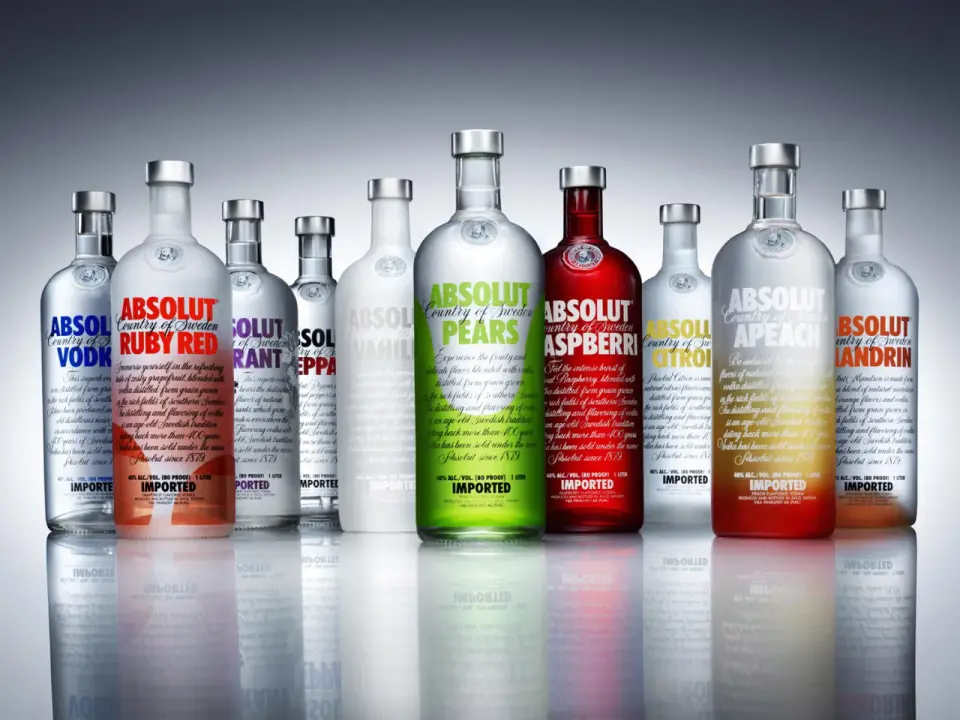 Wybór wódki na wesele? Różnorodne smaki Absolut: od klasycznej, przez Ruby Red, po Pears i Raspberry. Idealne na toast!